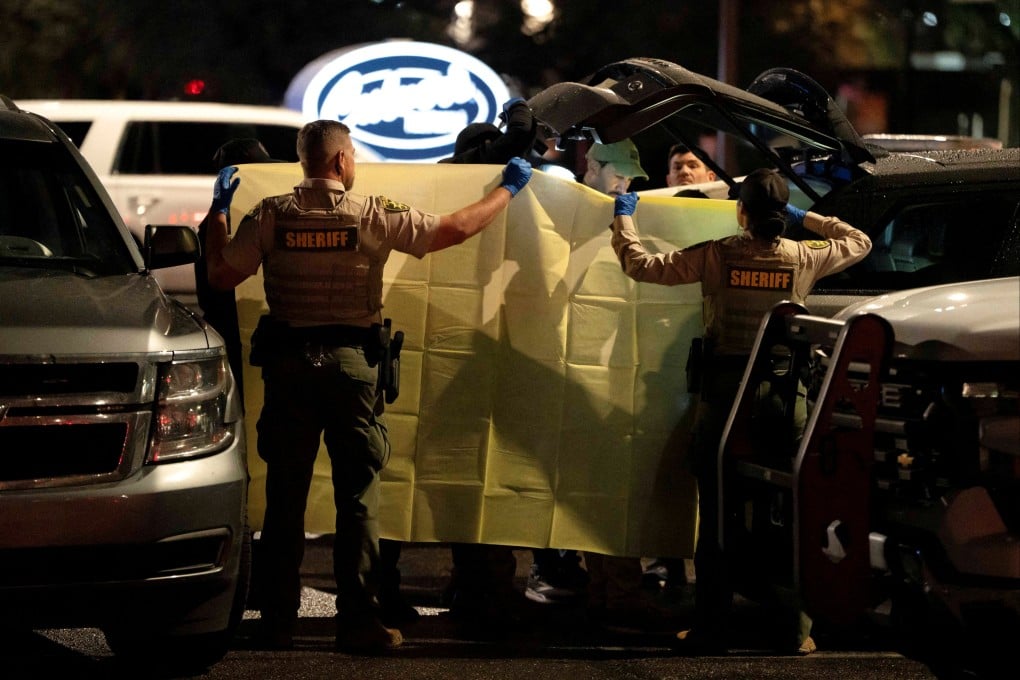 FBI and Pima County Sheriff’s Department deputies process evidence from a late-model, grey Range Rover. Photo: Reuters