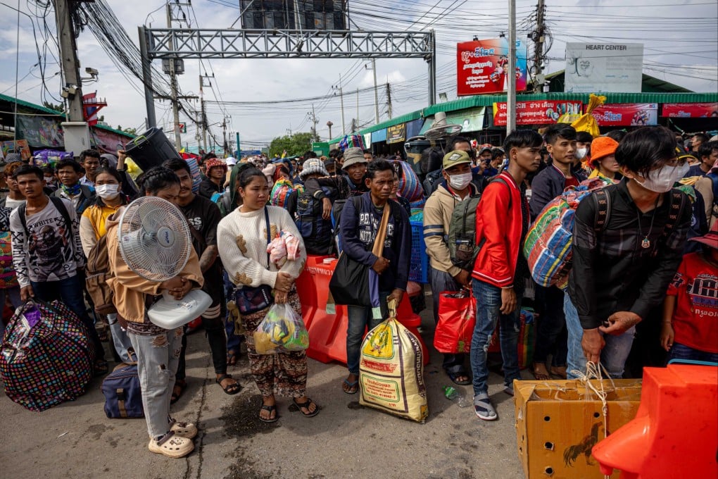 Cambodian migrant workers cross from Thailand into Cambodia at the Ban Laem checkpoint in Chanthaburi on July 28, 2025. At least 20,000 people were estimated to be returning to Cambodia amid fighting along the Thai–Cambodian border around that time despite reported peace talks. Photo: dpa