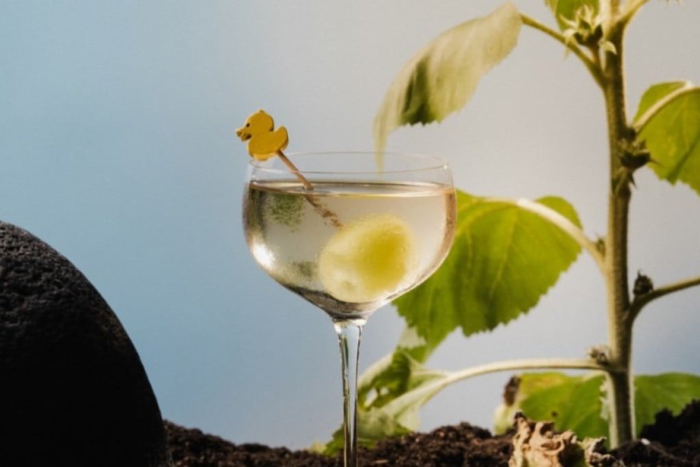 Dewdrop Whisper at the Aqua Bar is made of gin, elderflower liqueur and fresh lime juice. The drink is part of the new cocktail menu created to celebrate the Bangkok bar’s 20th anniversary. Photo: Anantara Siam Bangkok Hotel