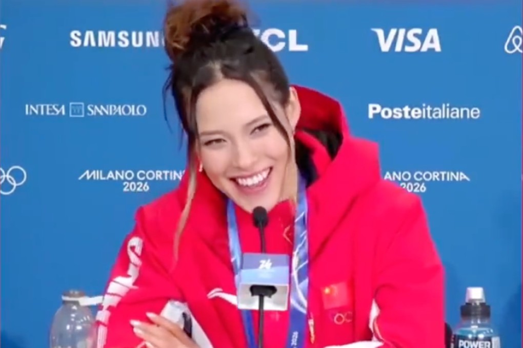 Eileen Gu laughing off the reporter’s question, pointing out that she was now the most decorated woman in Olympic freestyle skiing history. Photo: Weibo/观海新闻