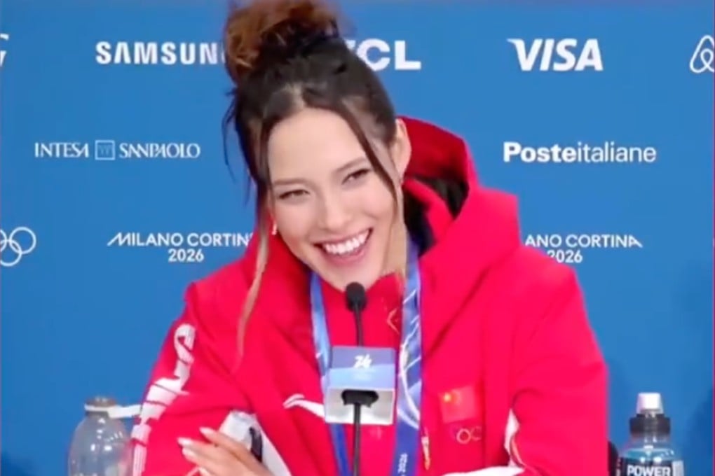 Eileen Gu laughing off the reporter’s question, pointing out that she was now the most decorated woman in Olympic freestyle skiing history. Photo: Weibo/观海新闻