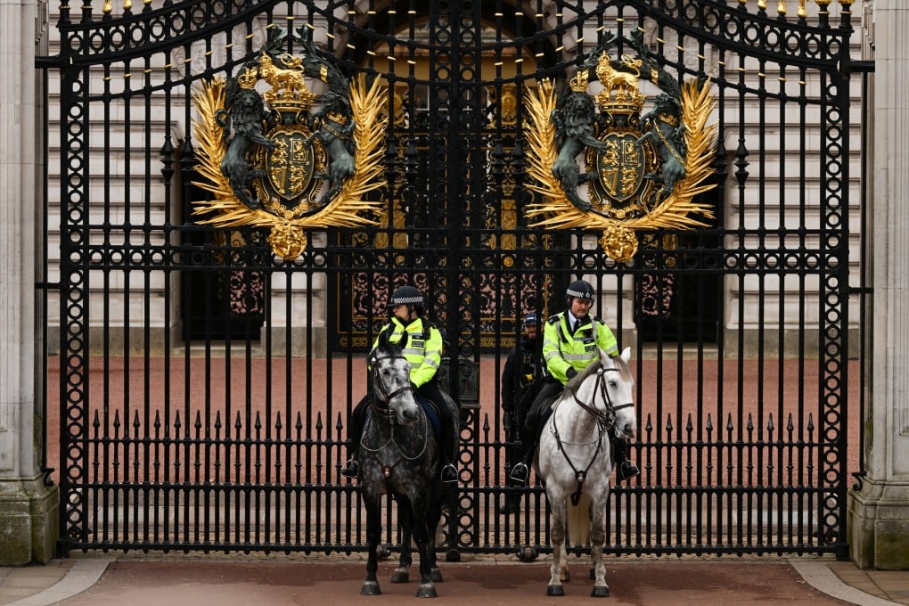 Police officers on horseback are stationed outside Buckingham Palace on Friday. Photo: Reuters