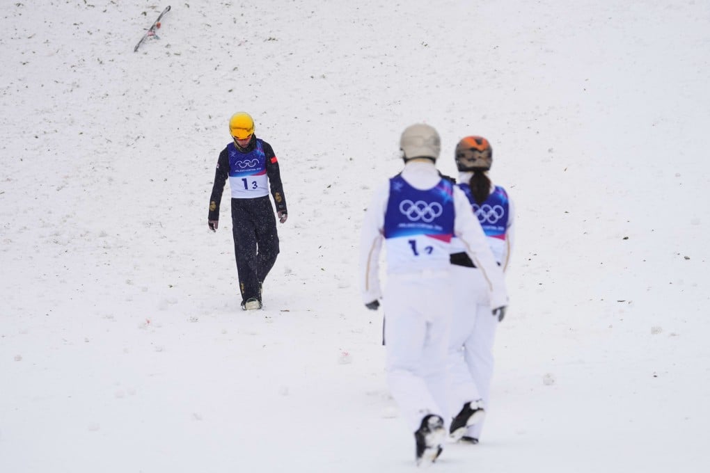 Wang Xindi (centre) and Xu Mengtao (right) walk to meet Li Tianma after his crash during the freestyle skiing mixed team aerials final at the Winter Olympics in Livigno, Italy, on Saturday. Photo: AP