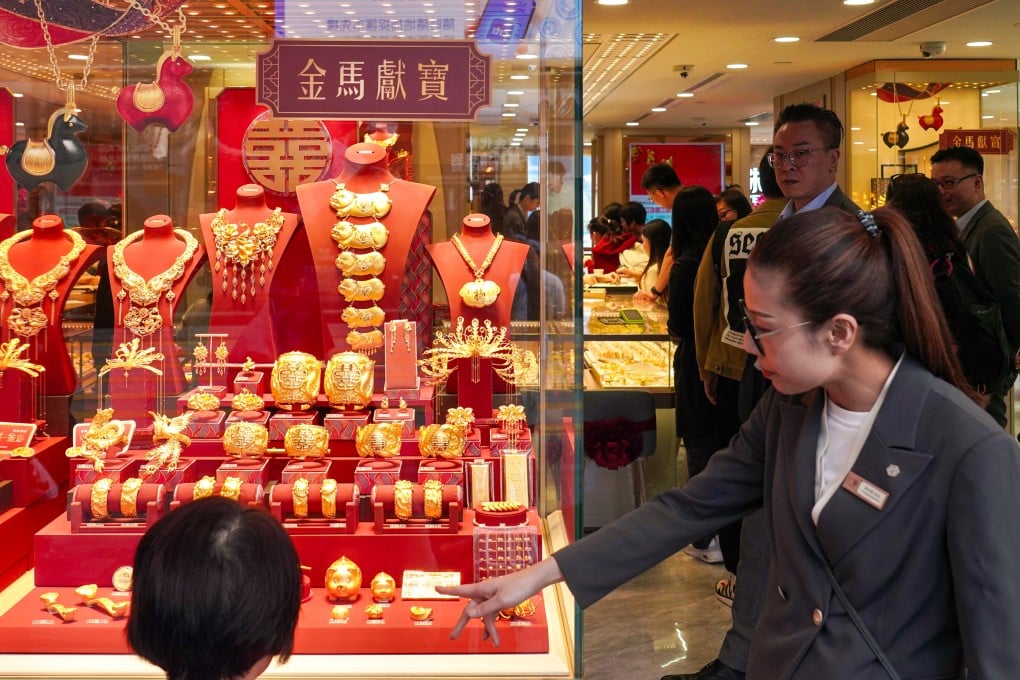 Shoppers at a jewellery store in Tsim Sha Tsui. Photo: Karma Lo