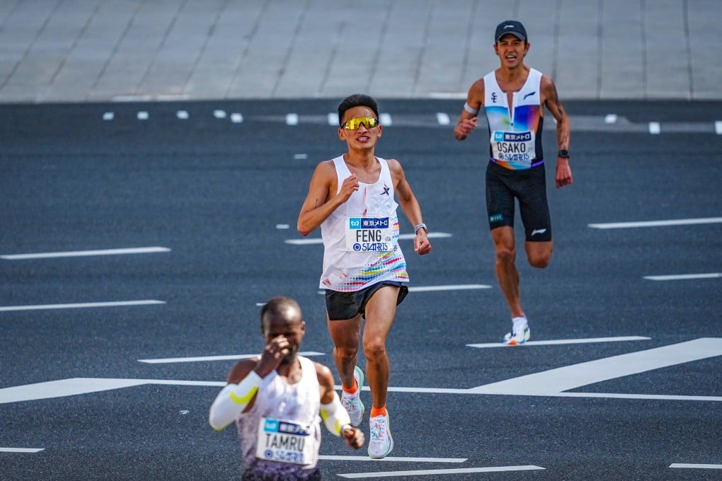 China’s Feng Peiyou (centre) breaks away from Japan’s Suguru Osako in a sprint finish to the Tokyo Marathon, but finishes just behind 10th-place Shifera Tamru of Ethiopia. Photo: Xinhua