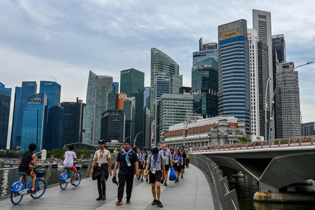 People walk across the Jubilee Bridge at the Marina Bay waterfront in Singapore in November 2025. Photo: AFP