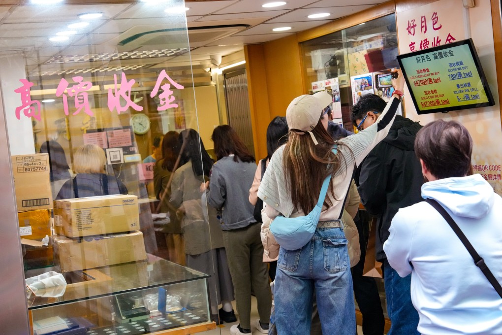 People queue outside a gold shop in Yau Ma Tei. Photo: Jelly Tse