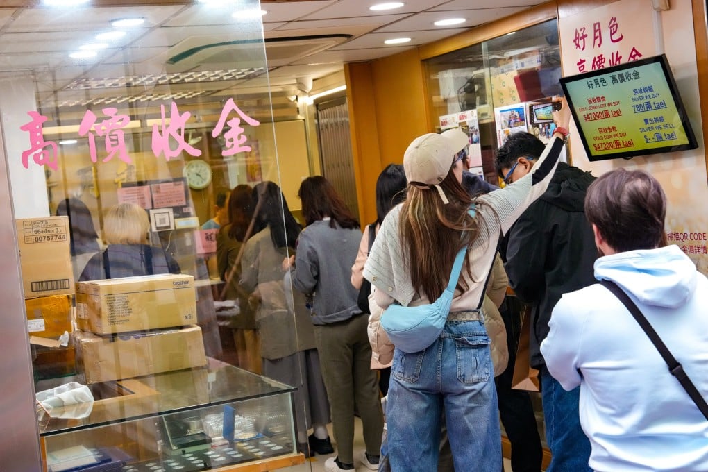 People queue outside a gold shop in Yau Ma Tei. Photo: Jelly Tse