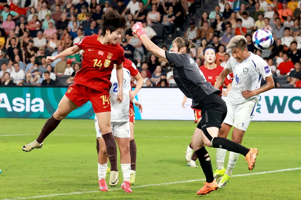 Chinas Li Qingtong (left) heads past Uzbekistan goalkeeper Maftuna Jonimqulova to score her team’s third goal during their 3-0 win in Sydney on Friday. Photo: AFP