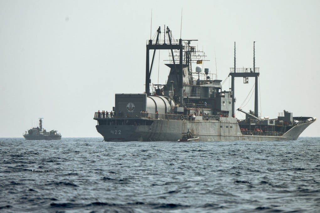 A Sri Lanka Navy vessel approaches an Iranian ship during a rescue operation off Sri Lanka’s coast on Friday. Photo: Handout via Reuters