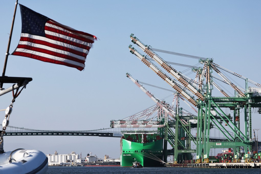 A US flies in front of shipping containers at the Port o Los Angeles in June 2025. Photo: TNS