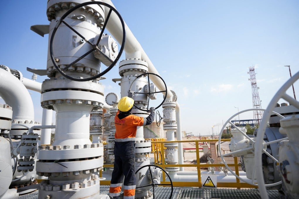 A worker operates valves at the Rumaila oil field in Basra, Iraq, as the country cuts nearly 1.5 million barrels per day of output following the closure of the Strait of Hormuz. Photo: Reuters