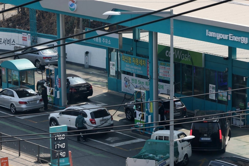 Cars line up at a gas station in Seoul, South Korea, on Sunday as oil prices surge due to the intensifying conflict in the Middle East. Photo: EPA