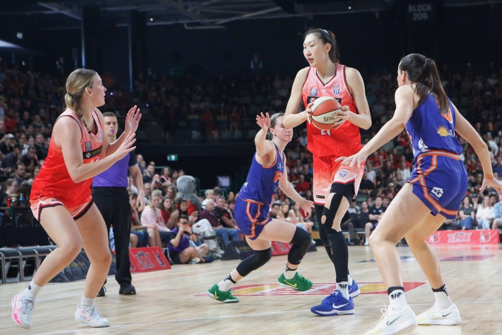 Han Xu (right) is back for China after the end of her season with Perth Lynx. Photo: Xinhua