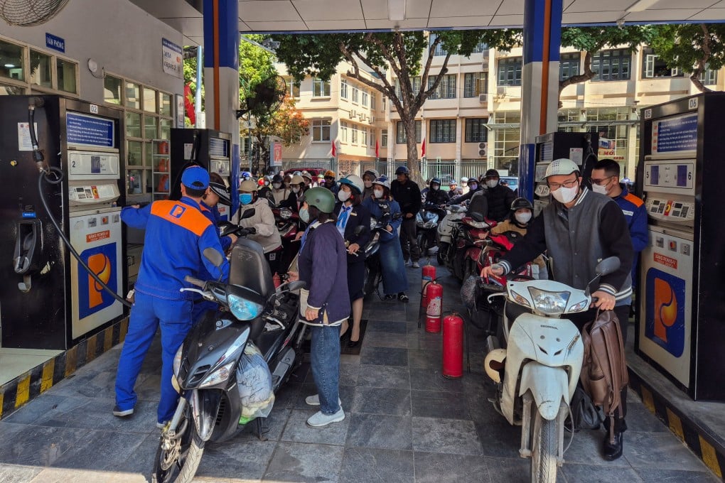 People queue to buy petrol in Hanoi on March 10 after Vietnam’s trade ministry called on local businesses to encourage their employees to work from home to save fuel amid disruptions in supply and price surges triggered by the US-Israeli conflict with Iran. Photo: Reuters