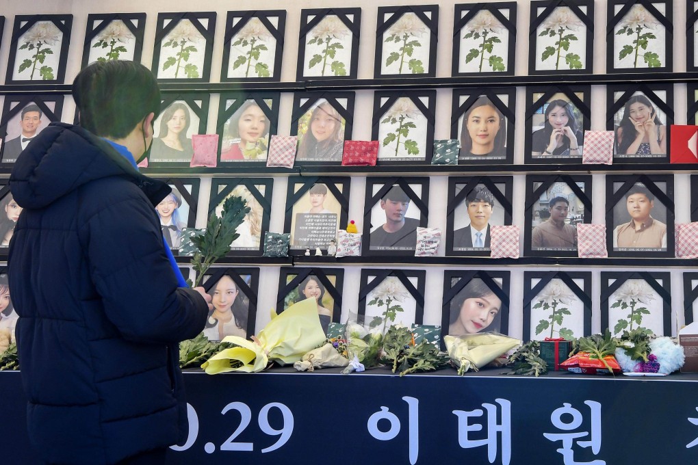 A man pays respects at an altar for the victims of the Itaewon crowd crush on December 29, 2022. Photo: Kyodo