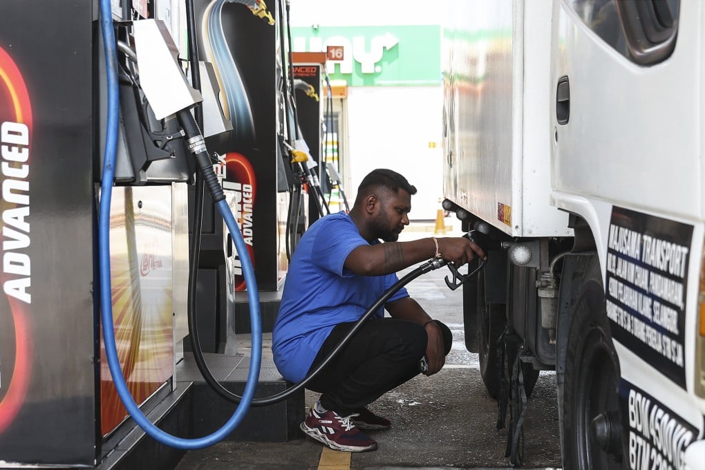 A man fills his vehicle with diesel at a petrol station in Kuala Lumpur, Malaysia. Photo: EPA-EFE