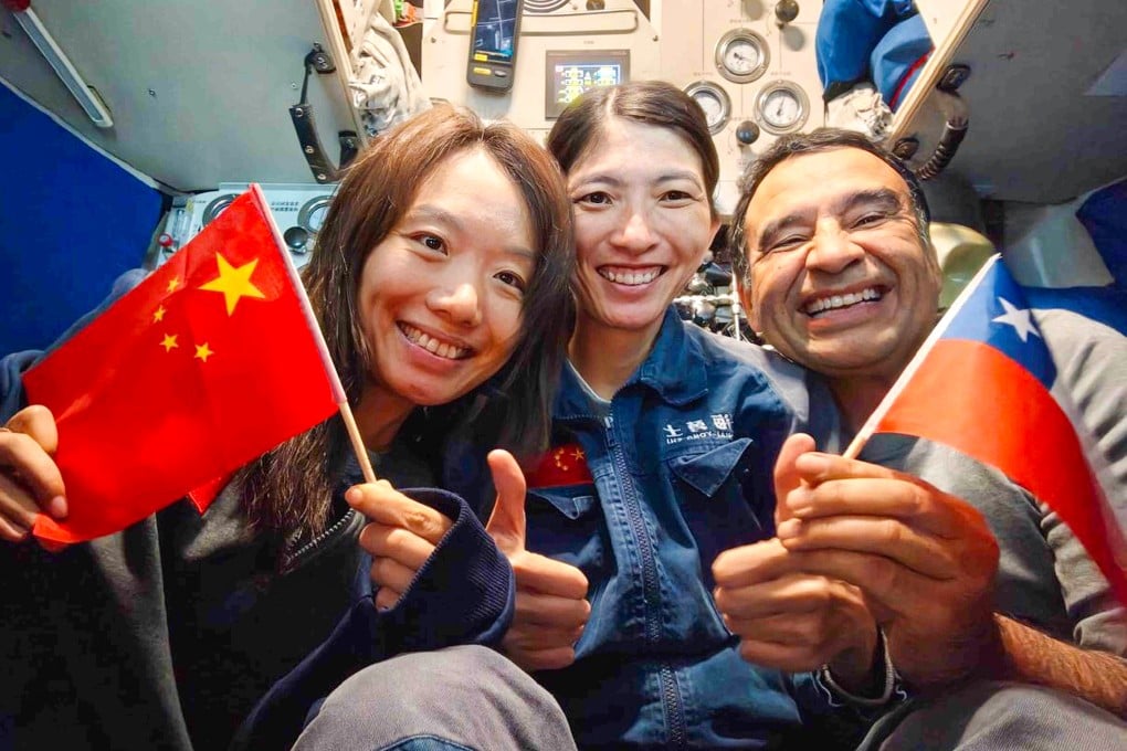 Scientists (from left) Du Mengran, Deng Yuqing and Osvaldo Ulloa in the manned submersible at Atacama Trench. Photo: Handout