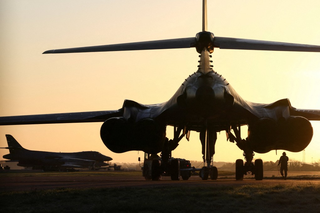 Ground crew work under a USAF B-1 bomber at RAF Fairford airbase in Fairford, Gloucestershire, Britain. Photo: Reuters