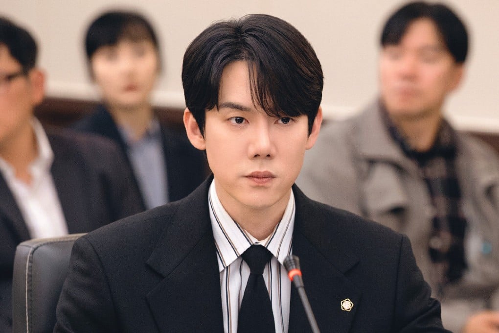 Yoo Yeon-seok as lawyer Shin Yi-rang, who gains the ability to see ghosts, in a still from the new Korean drama Phantom Lawyer, now streaming on Viu.