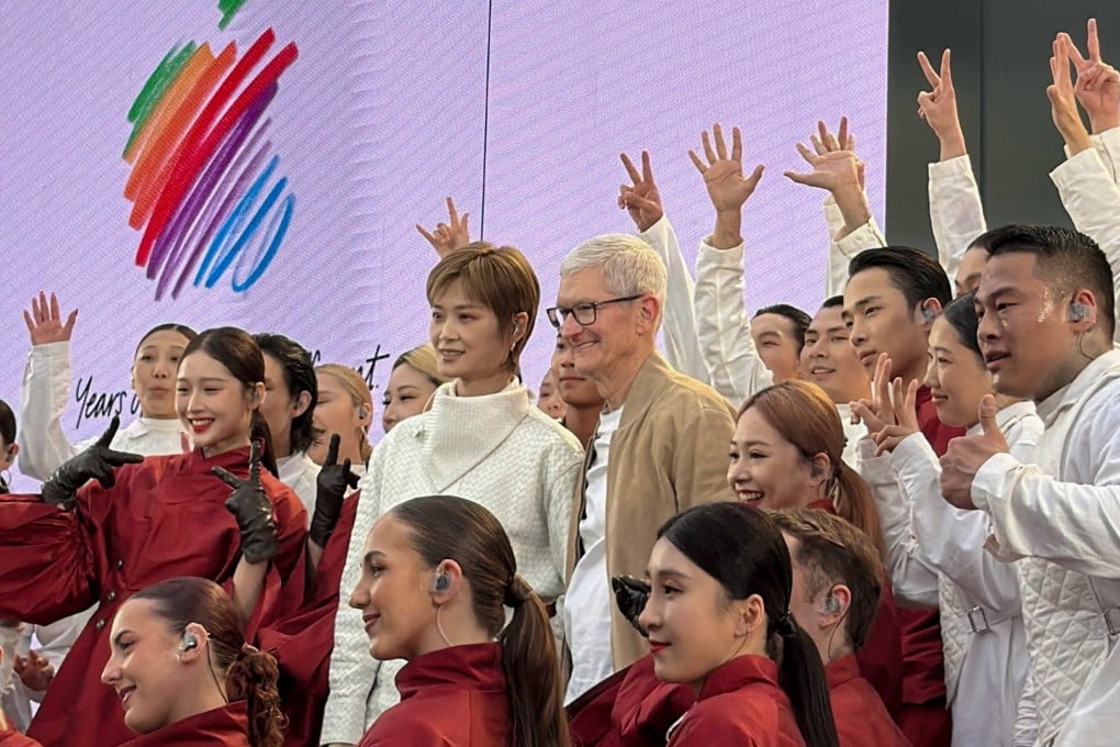 Apple CEO Tim Cook interacted with celebrities and customers at an Apple Store in Chengdu on Wednesday. Photo: Weibo