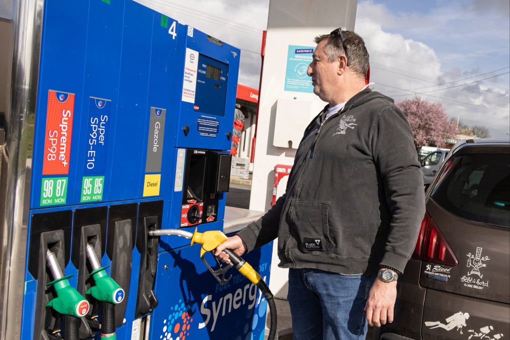 A man refuels his car in a petrol station in Villeneuve d’Ascq, north France, on March 11. Photo: Xinhua
