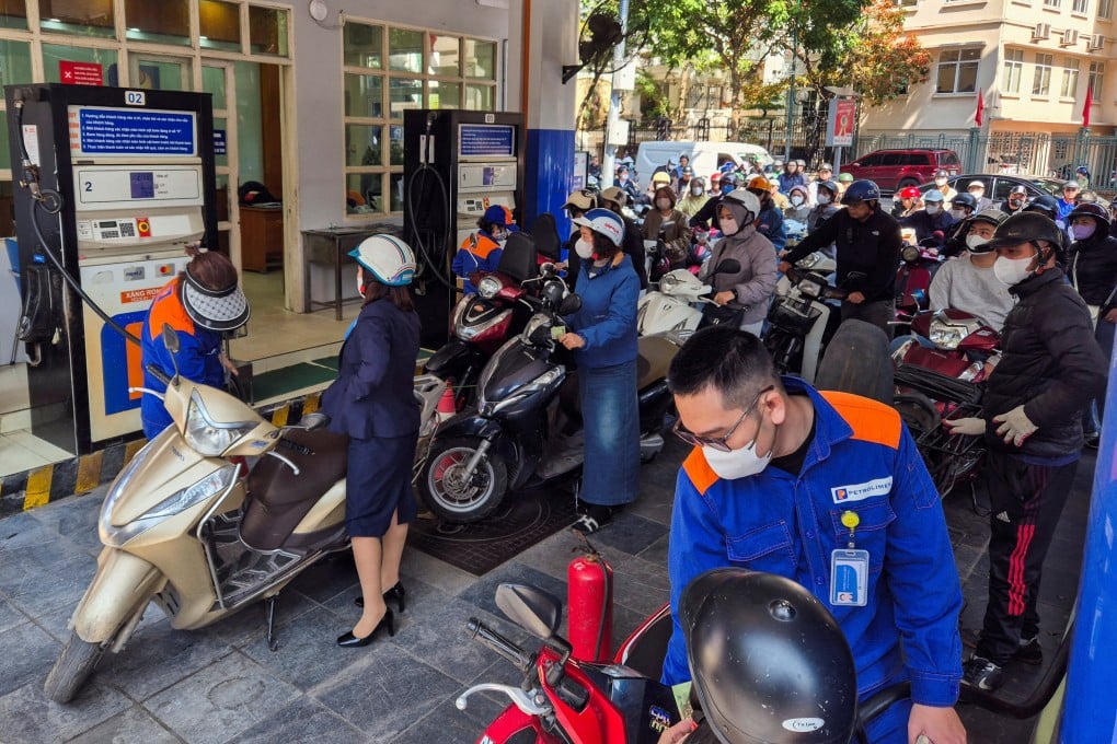 People queue to buy petrol at a station in Hanoi amid disruptions in supply and price surges due to the Iran war. Photo: Reuters