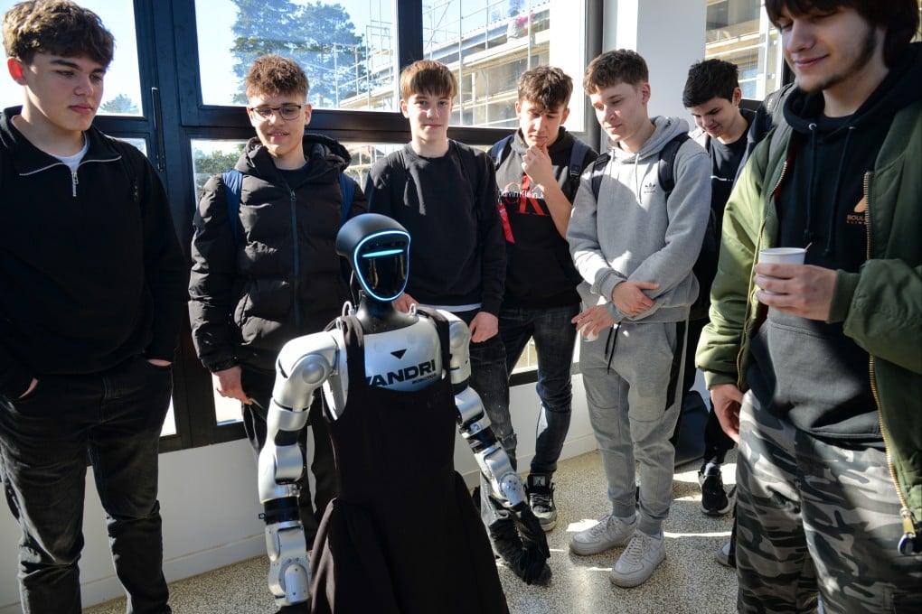 Students view a humanoid robot based on the Unitree G1 platform in Zagreb, Croatia, on February 25, 2026. Photo: Xinhua