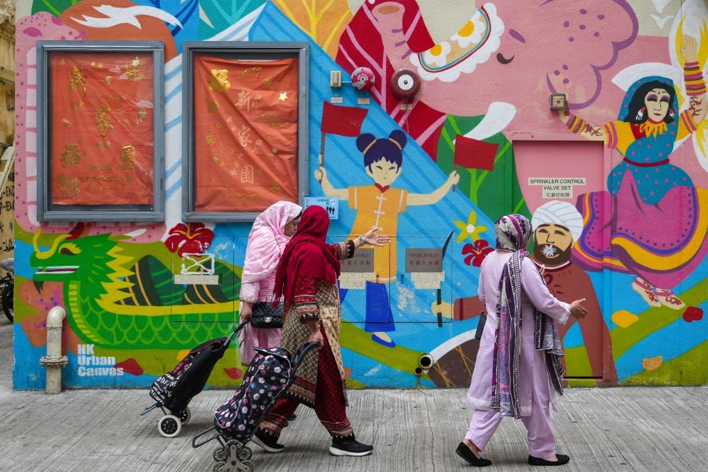 The study found that 18 per cent of respondents were native or fluent in Chinese, while 13 per cent were neither native nor fluent in English. Photo: Sam Tsang