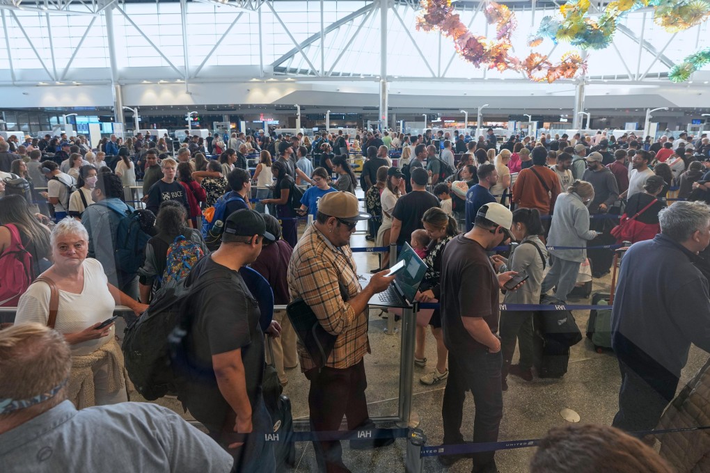 Passengers wait in a security checkpoint line at George Bush Intercontinental Airport in Houston. Photo: AP