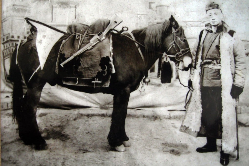 An escort guard working for Tongxinggong Escort Agency, a biaoju that the Qing government trusted to transport large quantities of silver from Beijing to Xian. Photo: Mandarin Mansion
