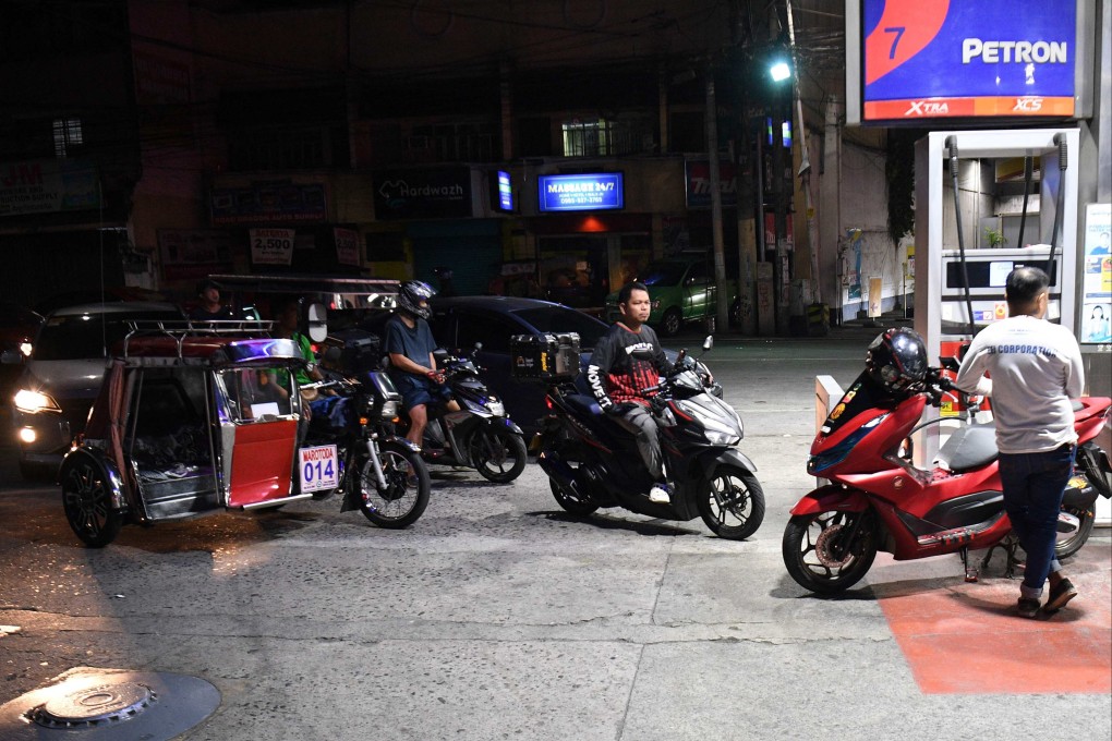 Motorists queue up at a petrol station in Manila, the Philippines, on March 17. Photo: AFP