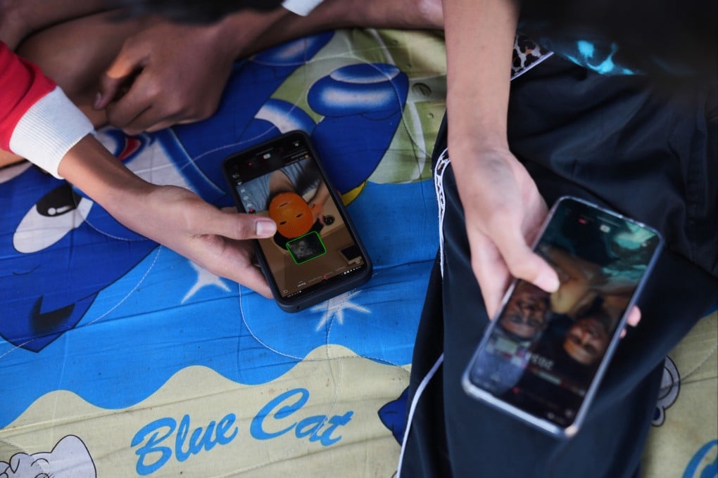 Teenagers use their mobile phones to browse social media in Jakarta, Indonesia, on March 16. Photo: AP