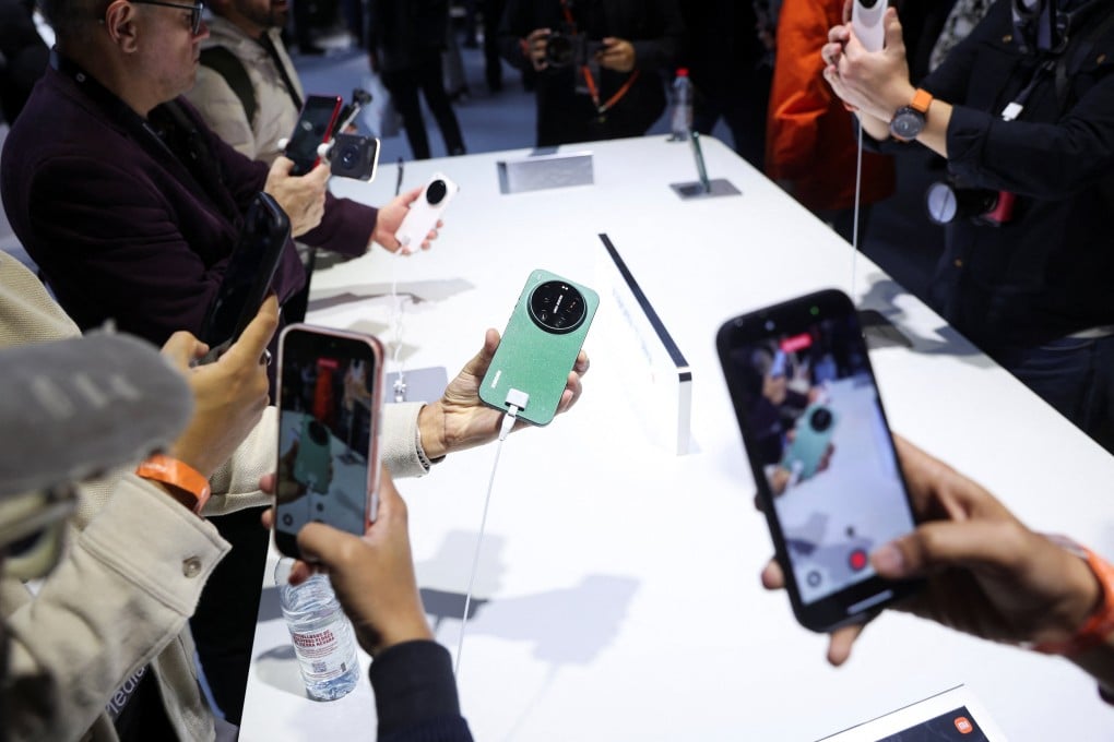 People test the latest Xiaomi smartphones at the Mobile World Congress in Barcelona, Spain, February 28, 2026. Photo: Reuters