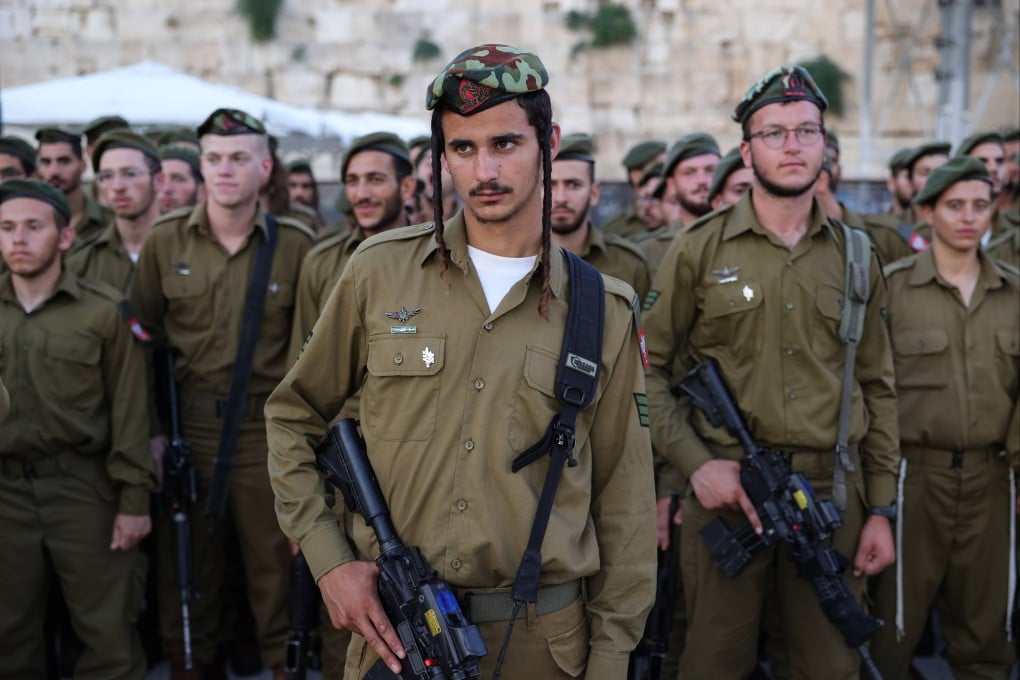 Israeli soldiers from the Netzah Yehuda unit during a swearing-in ceremony at the end of their military training, when graduates receive an assault rifle and a Bible (Tanakh), at the Western Wall in the Old City of Jerusalem in 2024. Photo: EPA-EFE