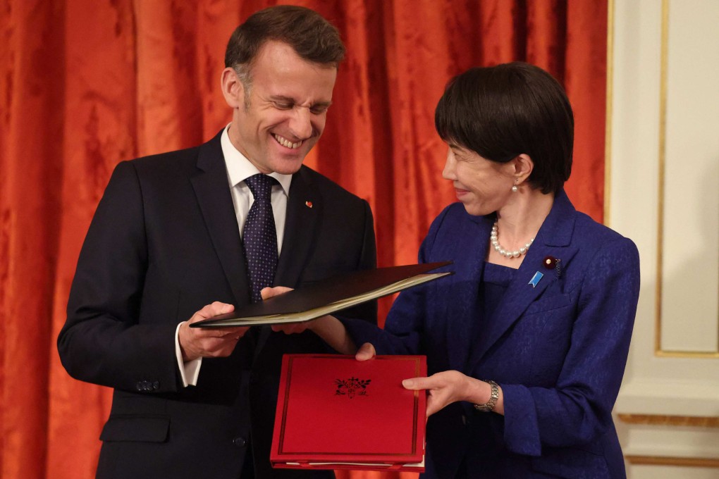 French President Emmanuel Macron (left) and Japan’s Prime Minister Sanae Takaichi exchange documents during a signing ceremony at Akasaka Palace in Tokyo on April 1, 2026. Photo: AFP