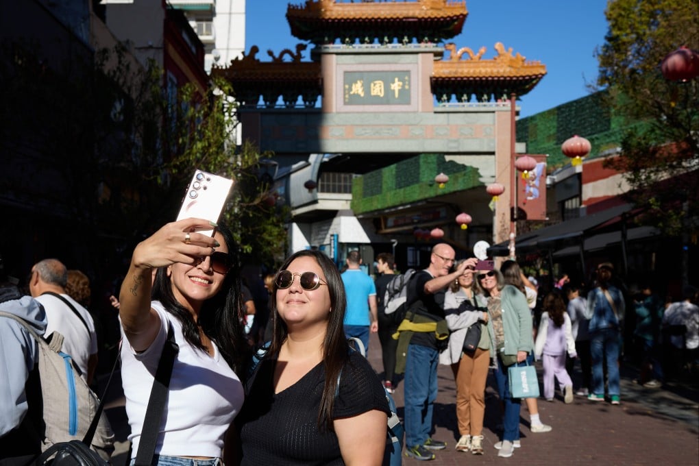 People take selfies in front of the archway of Chinatown in Buenos Aires, Argentina in 2025. Photo: Xinhua