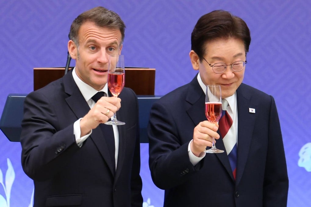South Korean President Lee Jae Myung (right) toasts with Emmanuel Macron during a luncheon for the French leader at the presidential office in Seoul on Friday. Photo: Yonhap/dpa
