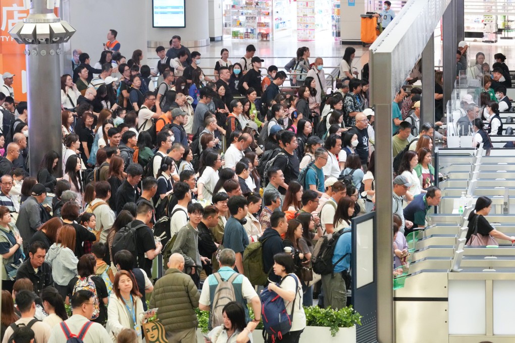 Crowds at West Kowloon station on the first day of the Easter holiday. Photo: Jelly Tse