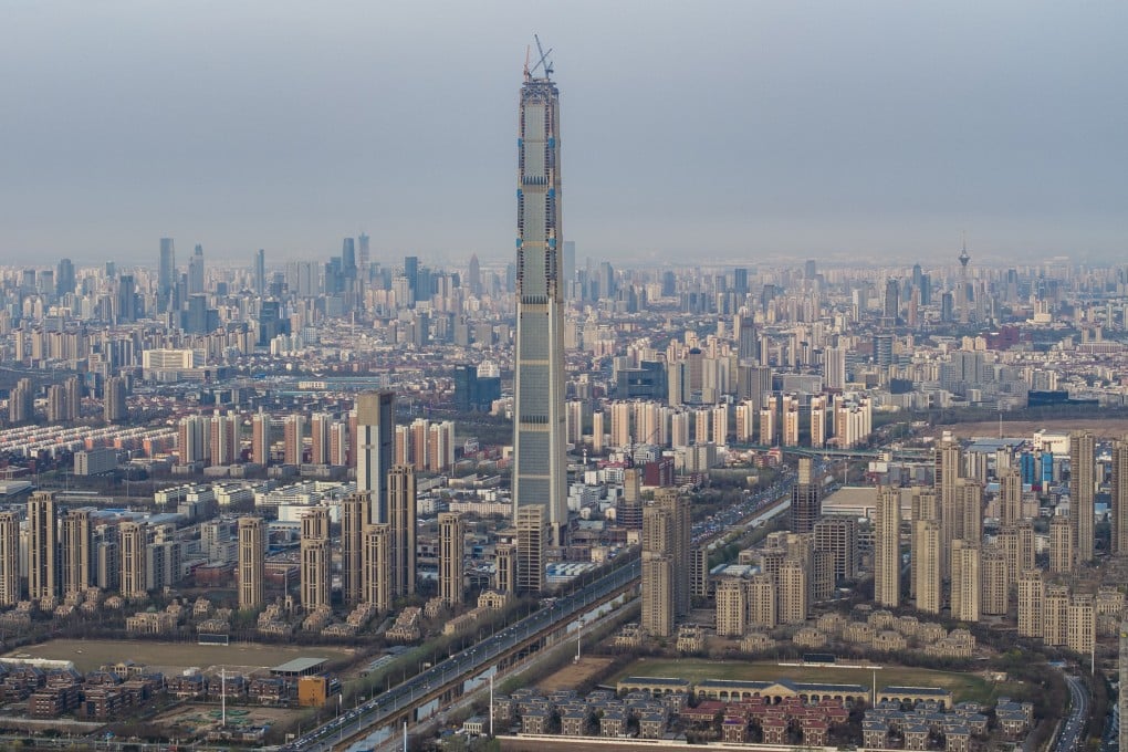 On March 28, the first component of a diamond-shaped crown was hoisted to the rooftop of the Goldin Finance 117 skyscraper in the Chinese city of Tianjin. Photo: Xinhua