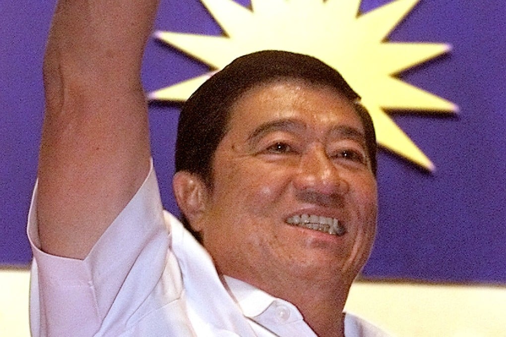 Ling Liong Sik waves to his supporters during the MCA Extraordinary General Meeting on June 24, 2001. Photo: AP
