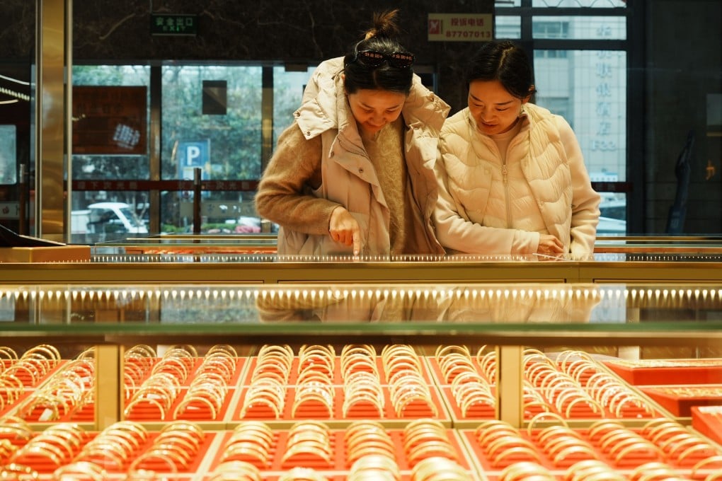 Customers look at gold jewelry at a store in Hangzhou, Zhejiang province, China on March 23, 2026. Photo: CFOTO/Future Publishing via Getty Images