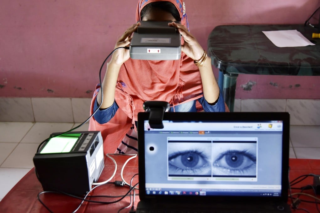 Một phụ nữ thực hiện quét mống mắt để liên kết thẻ Aadhar của mình với Sổ đăng ký công dân quốc gia tại một trung tâm dịch vụ hộ chiếu ở quận Barpeta, bang Assam, phía đông bắc Ấn Độ vào năm 2019. Nếu không có các cơ chế quản trị dữ liệu, dữ liệu của các nước đang phát triển có thể bị các nền tảng nước ngoài trích xuất và kiếm tiền từ đó. Ảnh: AFP