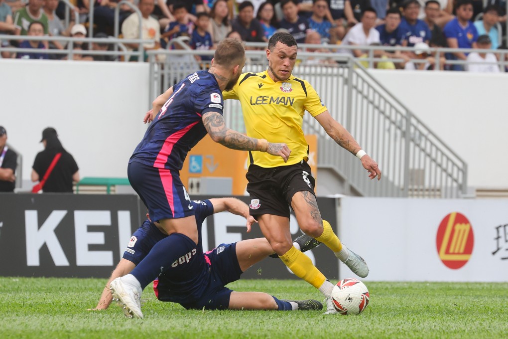 Everton Camargo dribbles towards Matheus Dantas during the League Cup final at Mong Kok Stadium on Tuesday. Photo: Edmond So