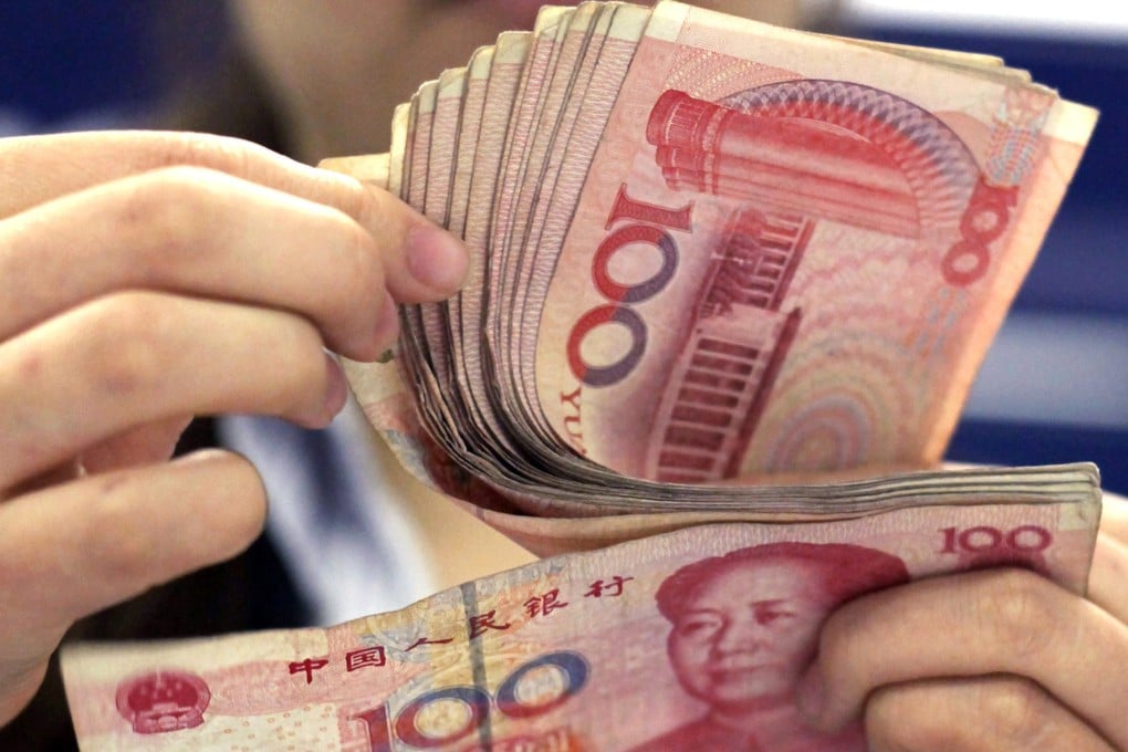 A bank clerk counts Chinese 100 yuan notes in Shanghai. Photo: AP