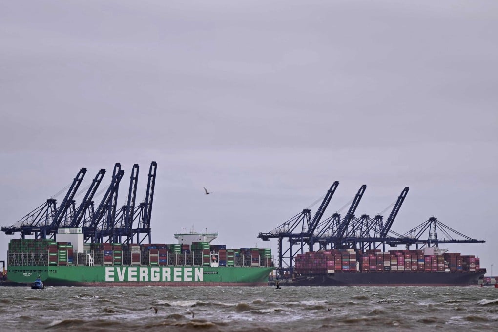 Singapore-registered container ship Ever Apex (left) moors at the UK’s largest freight port in Felixstowe, on March 12, amid the closure of the Strait of Hormuz. Photo: AFP