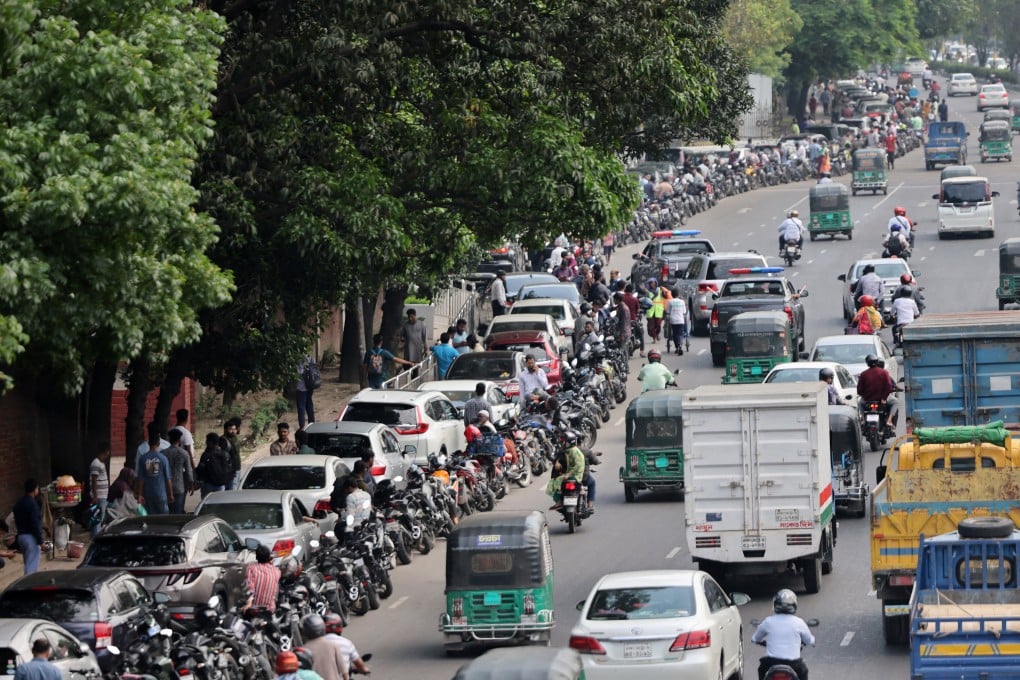 Cars and motorbikes sit in a long queue to refuel at a petrol station in Dhaka, Bangladesh, on April 6. Photo: Reuters