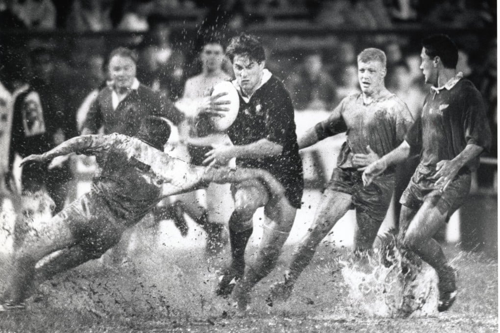 New Zealand’s Dallas Seymour powers his
way through the mud
as his team faces
Hong Kong at the
1992 Cathay Pacific-Hongkong Bank Invitation Sevens at Hong Kong Stadium. The All Blacks won, obviously. Photo: SCMP Archives