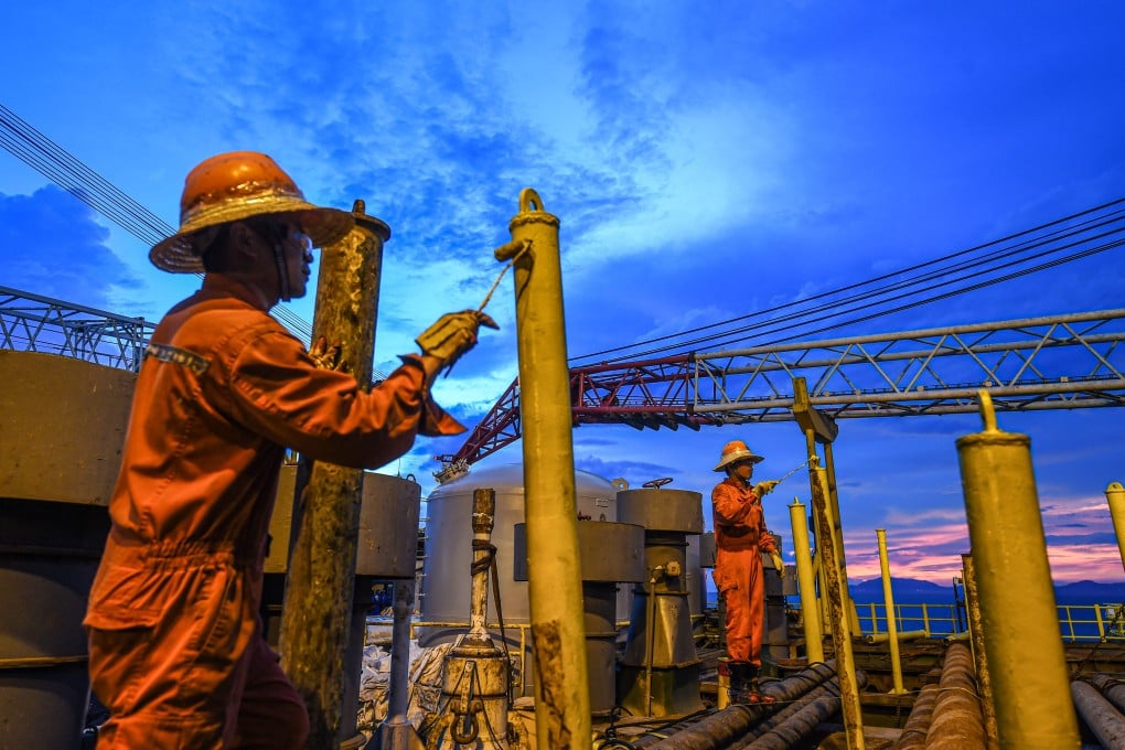 Workers maintain well-drilling facilities on a Chinese offshore oil platform in the northern waters of the South China Sea. Photo: Xinhua