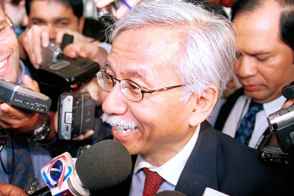 Malaysia’s then-finance minister Daim Zainuddin is surrounded by reporters after delivering a speech to the Asia Pacific Group on Money Laundering in Kuala Lumpur on May 22, 2001. Photo: AP